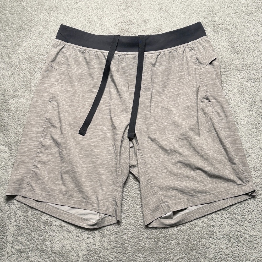 Lululemon Shorts Mens XXL Gray Stripe 10.5" T.H.E. Short Unlined Performance Gym